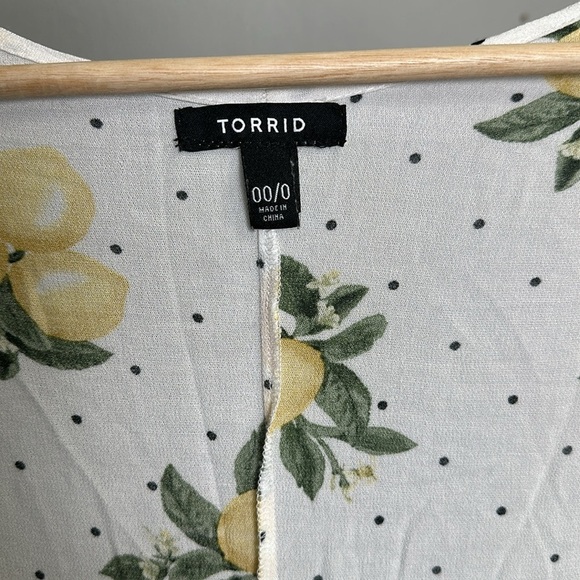 Torrid 00/0 M/L 10/12 Women’s Crepe Shirttail Kimono in Sweet Lemons 3/4 Sleeves - Picture 6 of 11